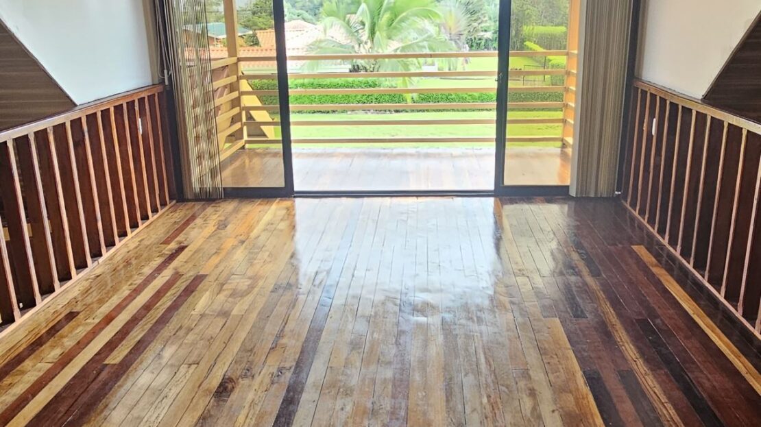 Loft & Scenic Balcony Views