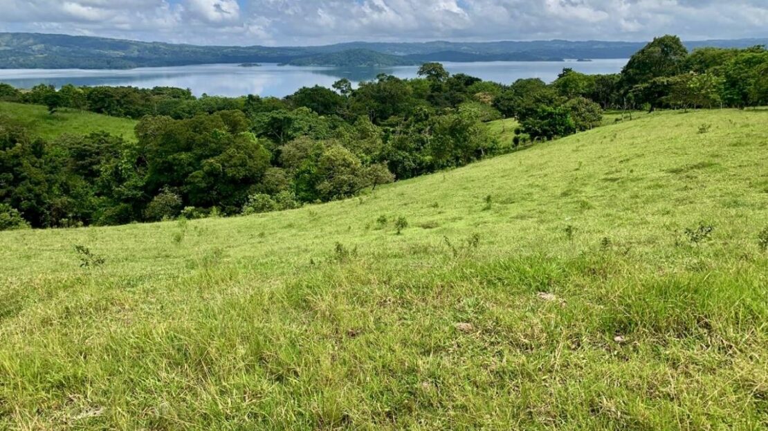 Incredible Lake and Mountain View Lots in Tejona