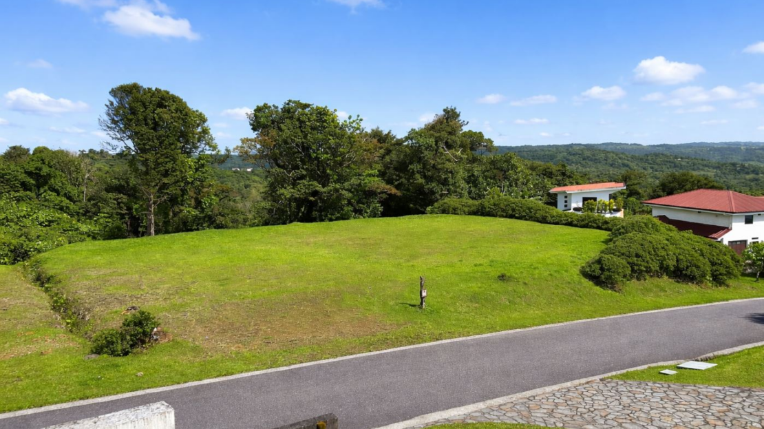 Lakeview Estate Lot 19 in Santa Elena Gated Community in Lake Arenal