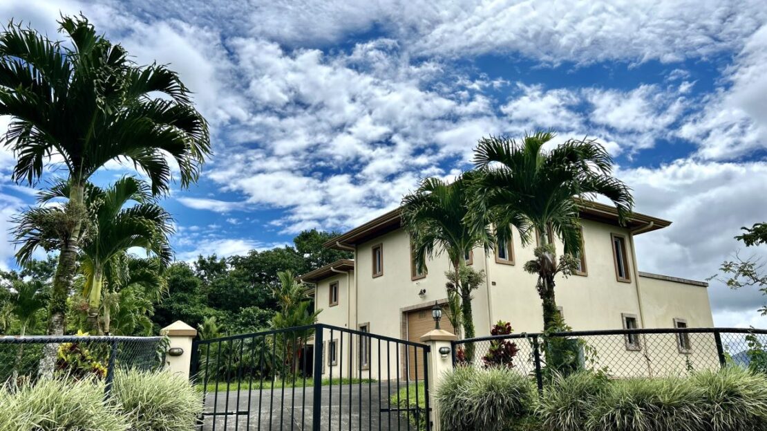 Luxury Lakefront Home with Guest Suite and Panoramic Lake Arenal Views - Lake Paradise Nuevo Arenal