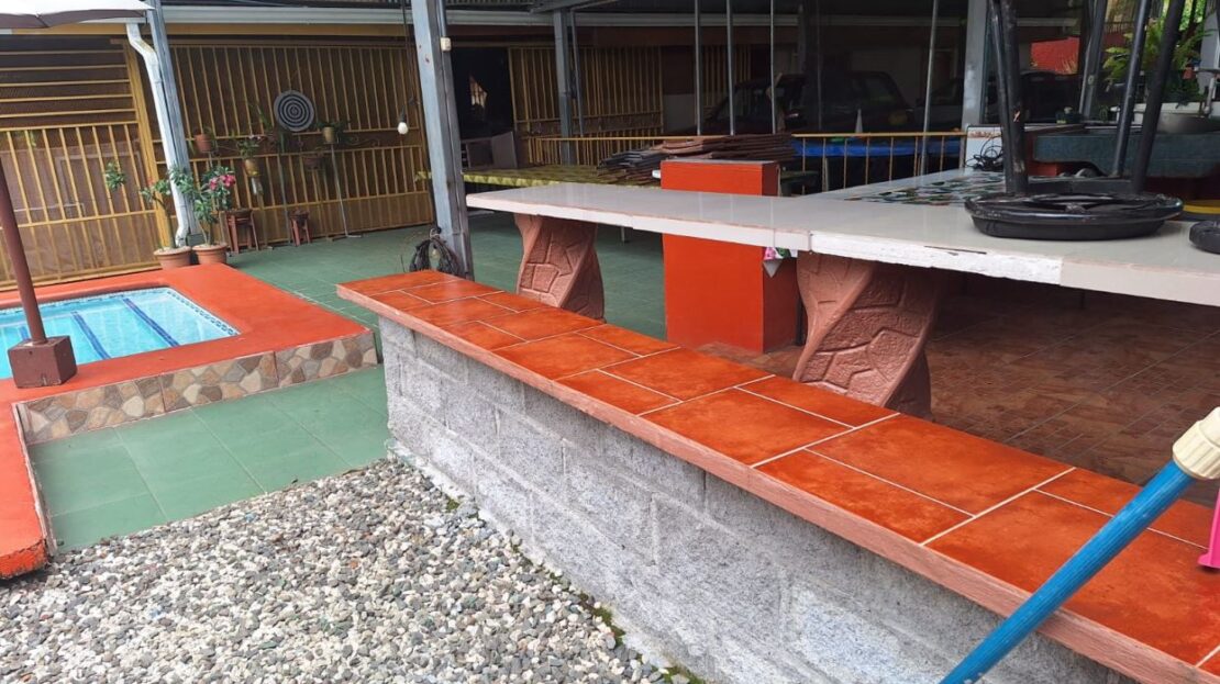 Big house with pool for Sale