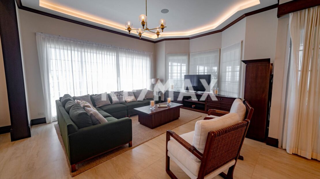 Luxury cattle ranch with colonial style home near Lake Arenal