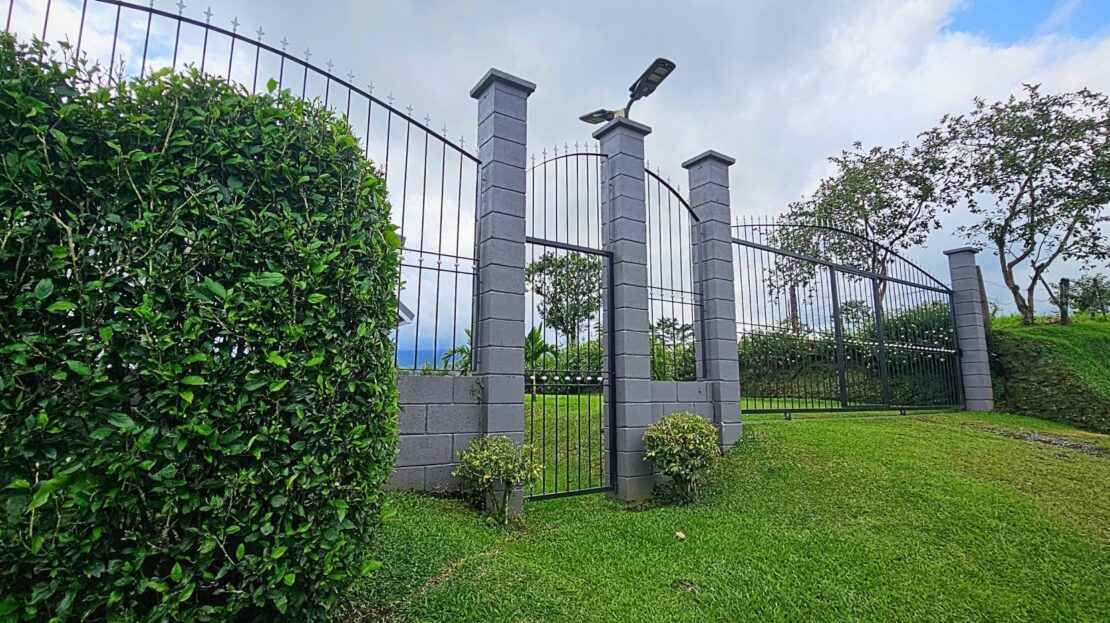 Price Reduction! Spacious 5-Acre Country Estate Property for Sale in Venecia