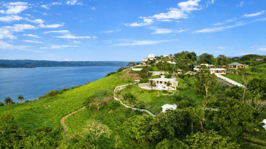 Paradise Island Ranch – Lakefront Retreat & Lifestyle Investment in Lake Arenal Tronadora Costa Rica