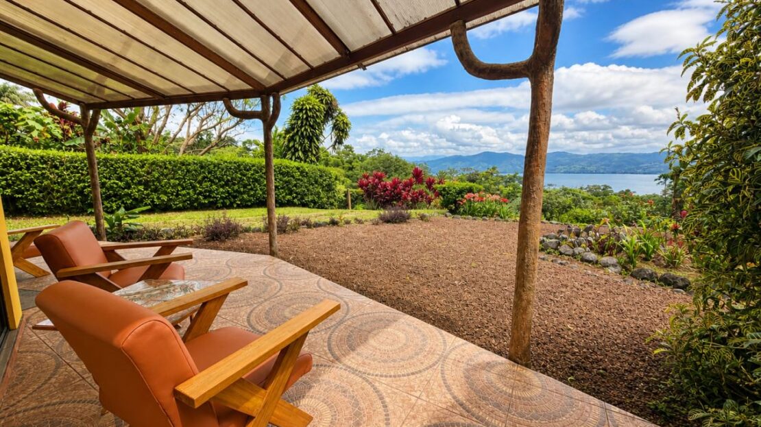 Dual-Residence Lake View Property in the Heart of Nuevo Arenal